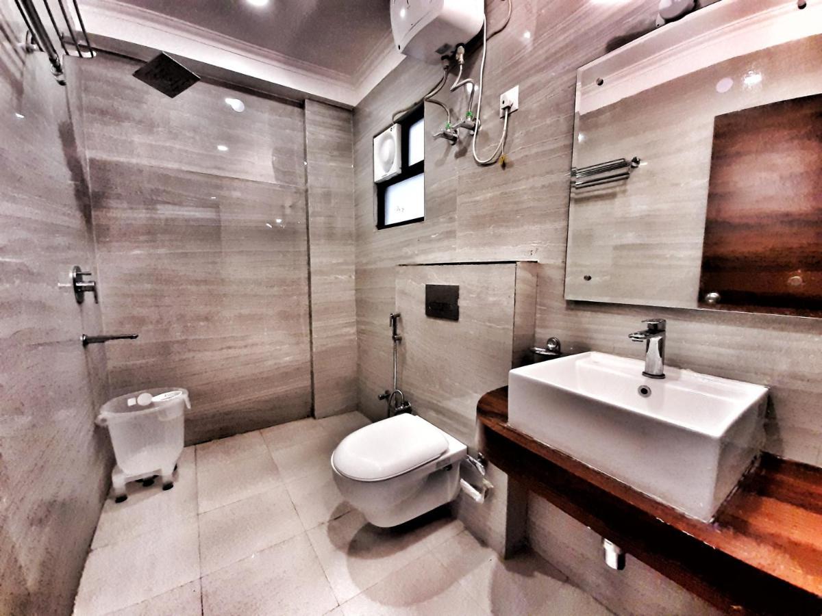 Hotel Aerocity Purple Orchid Új-Delhi Kültér fotó