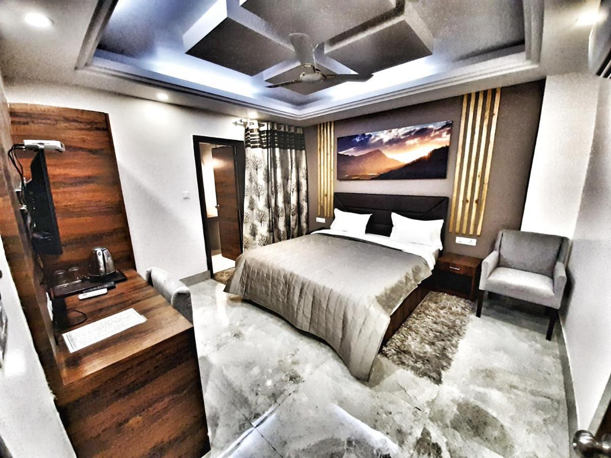 Hotel Aerocity Purple Orchid Új-Delhi Kültér fotó