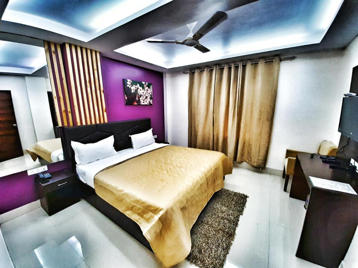 Hotel Aerocity Purple Orchid Új-Delhi Kültér fotó
