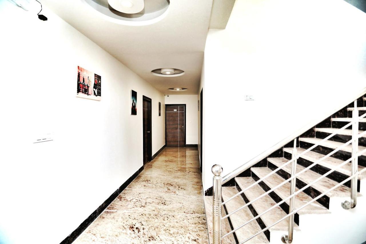 Hotel Aerocity Purple Orchid Új-Delhi Kültér fotó