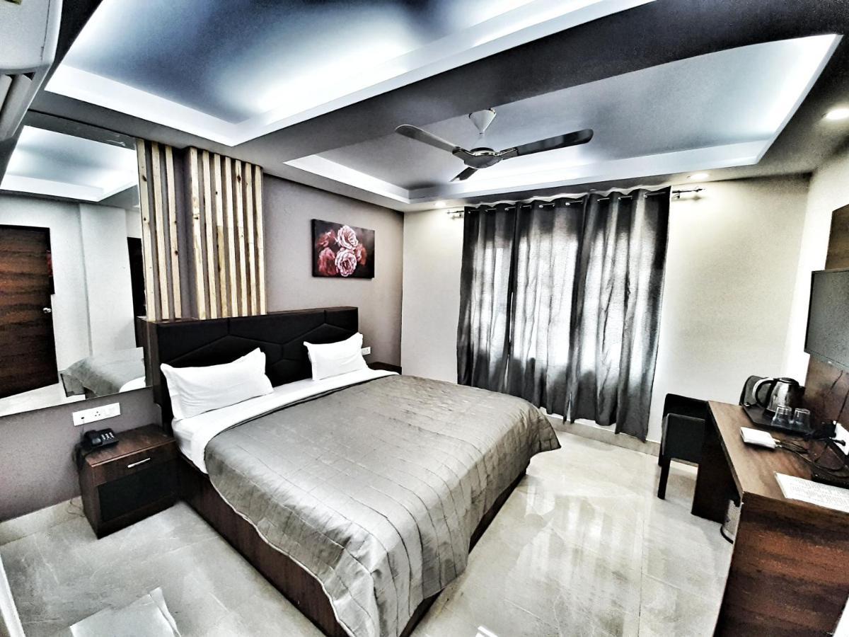 Hotel Aerocity Purple Orchid Új-Delhi Kültér fotó