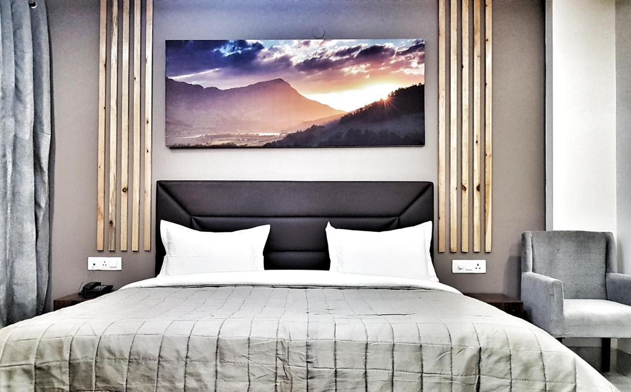 Hotel Aerocity Purple Orchid Új-Delhi Kültér fotó