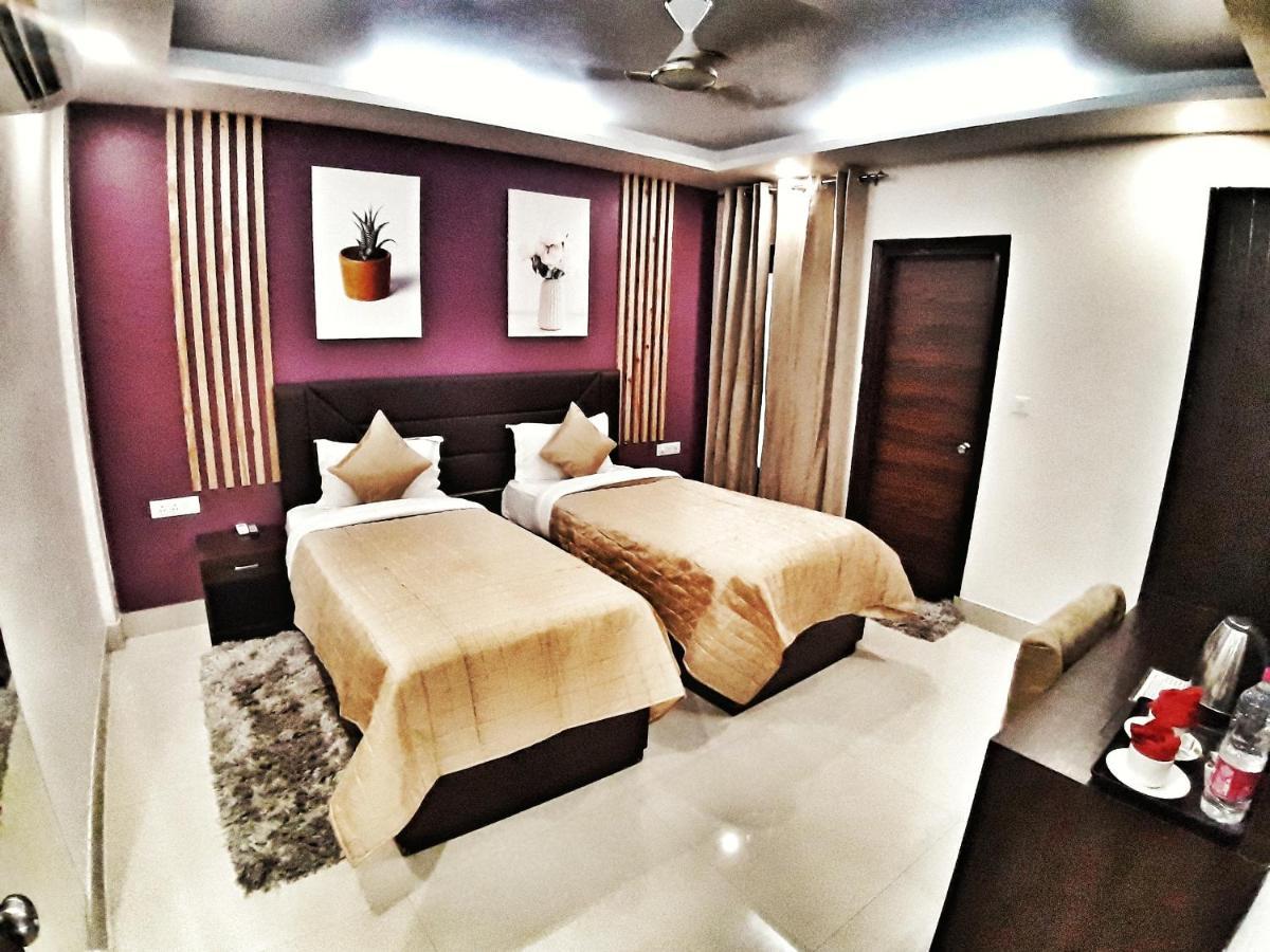 Hotel Aerocity Purple Orchid Új-Delhi Kültér fotó