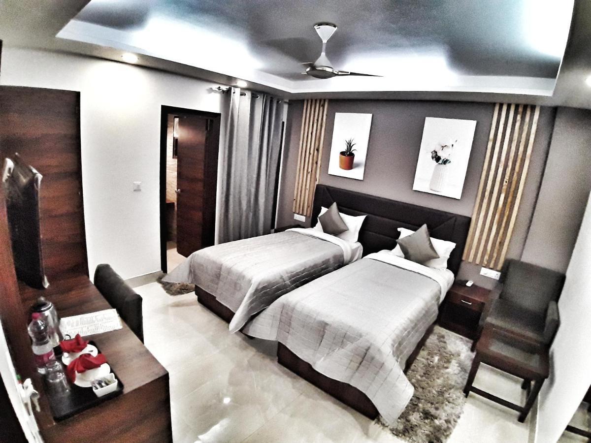 Hotel Aerocity Purple Orchid Új-Delhi Kültér fotó