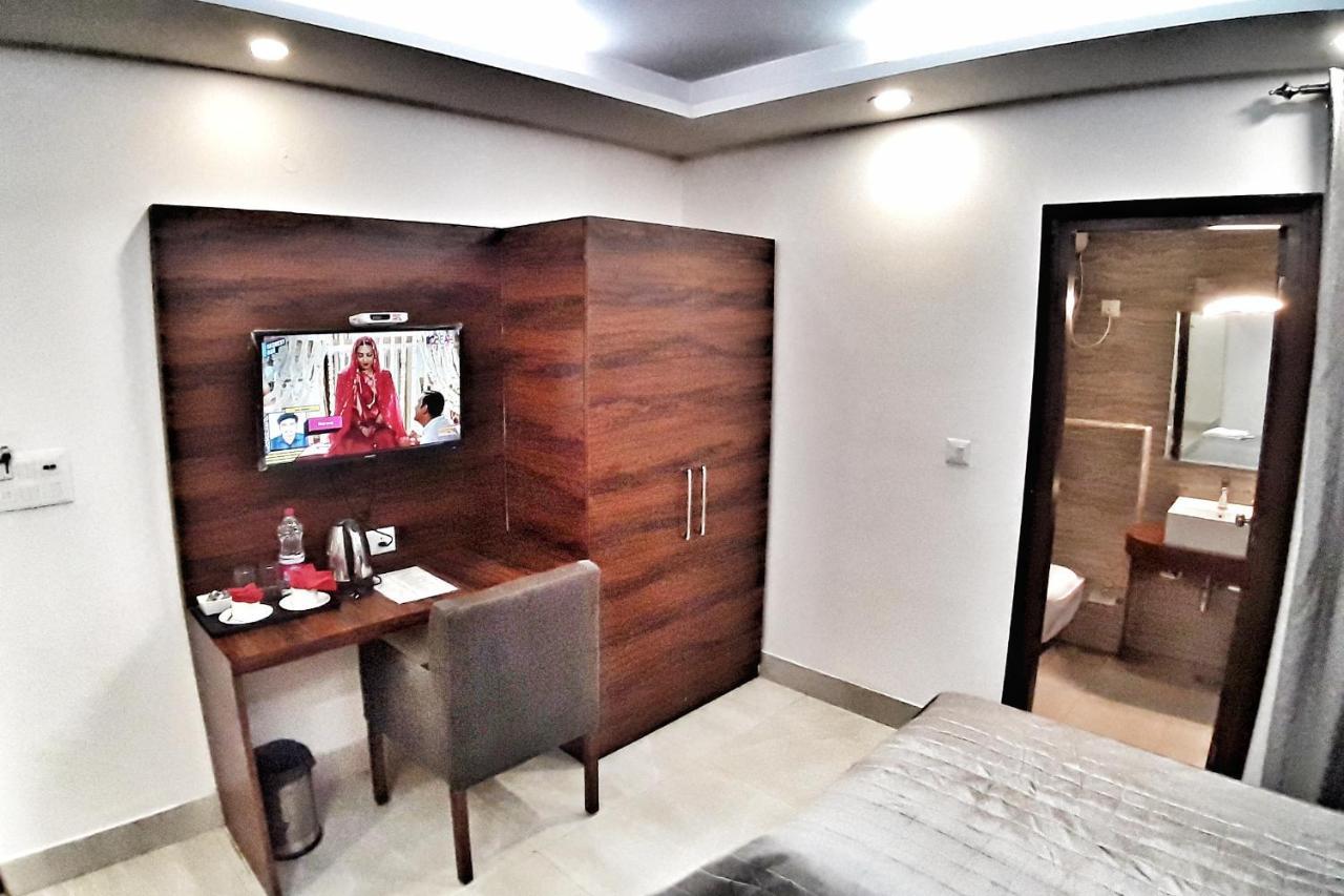 Hotel Aerocity Purple Orchid Új-Delhi Kültér fotó