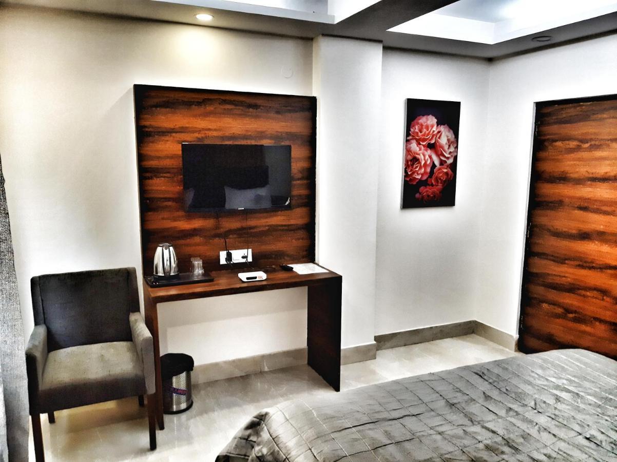 Hotel Aerocity Purple Orchid Új-Delhi Kültér fotó